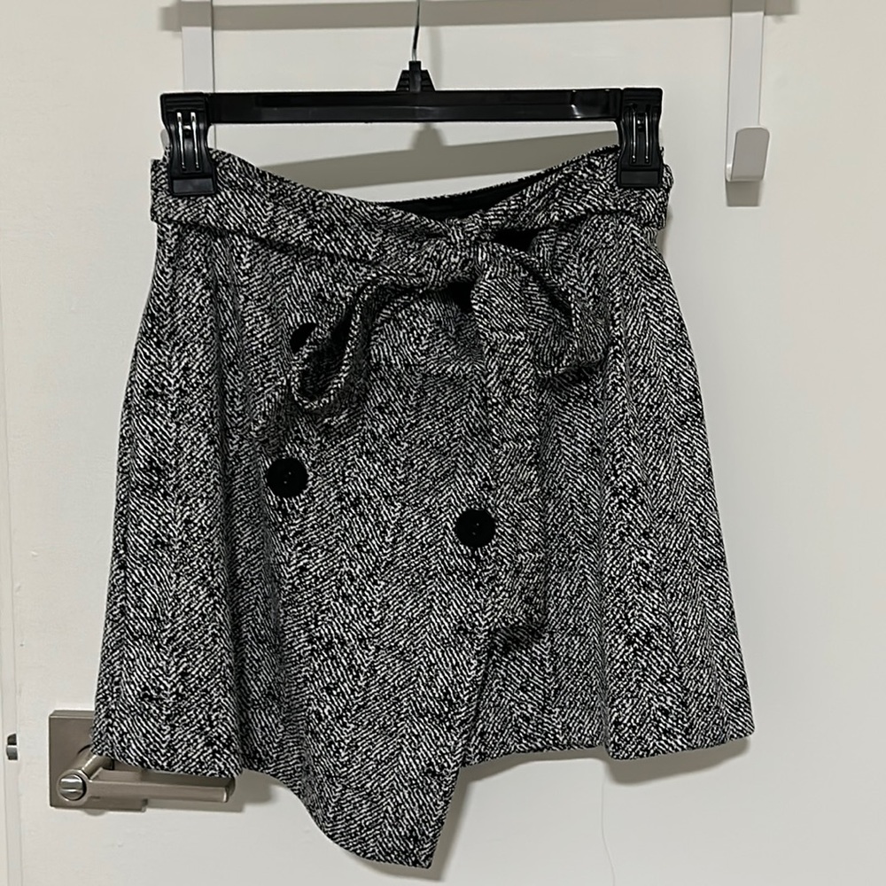 Express Black and white houndstooth skort
